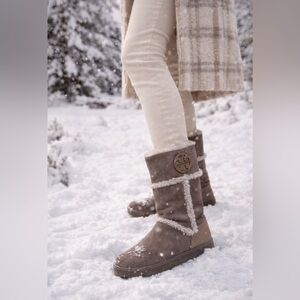🩶 Tory Burch Amelie Gray Shearling-Lined Suede Boots Size 8–8.5 (Est.)